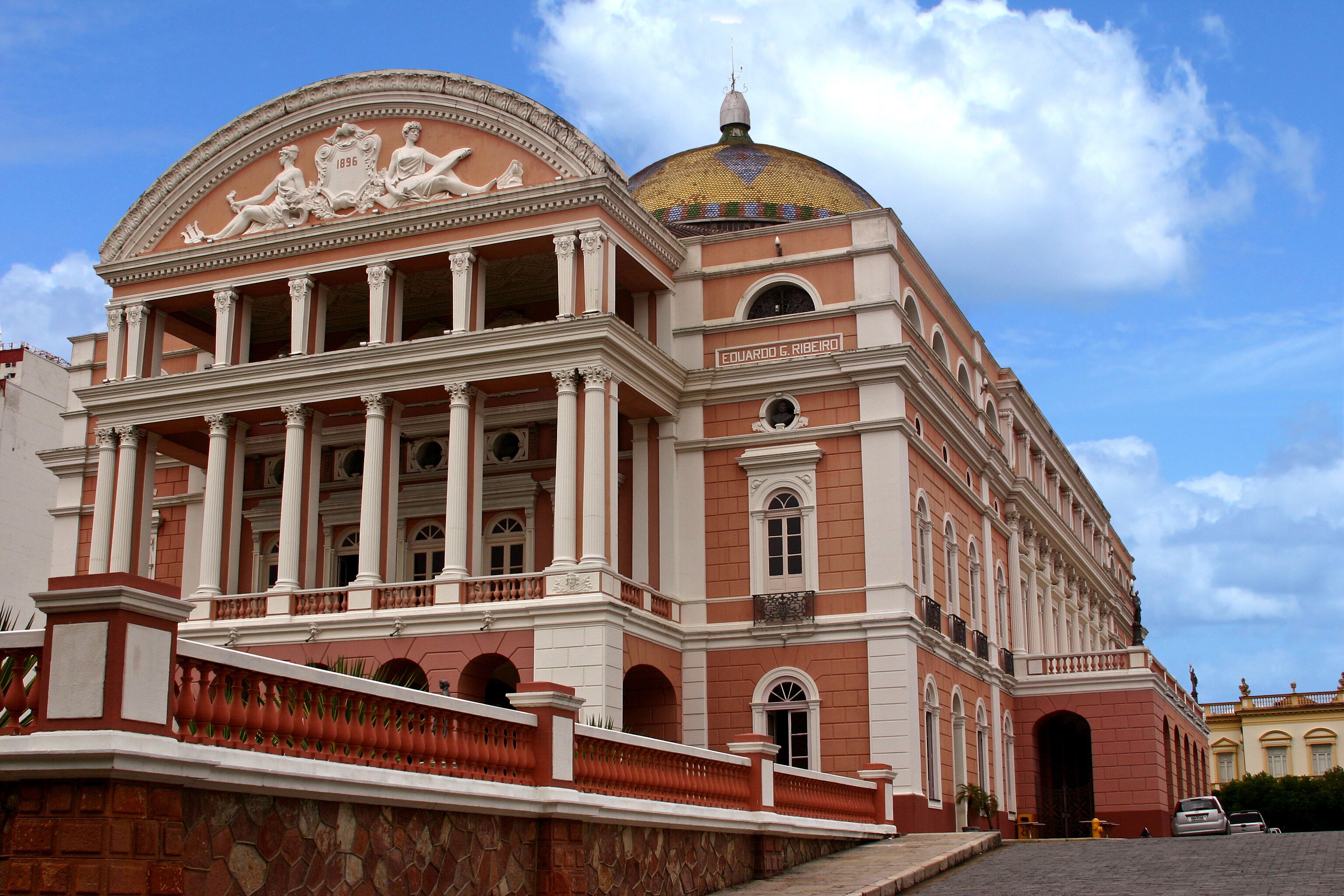 Descubra os detalhes da cúpula e do museu do Teatro Amazonas