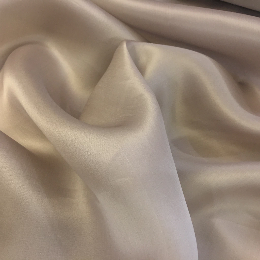 Guia Completo: Como Cuidar e Lavar Suas Peças de Seda Pura