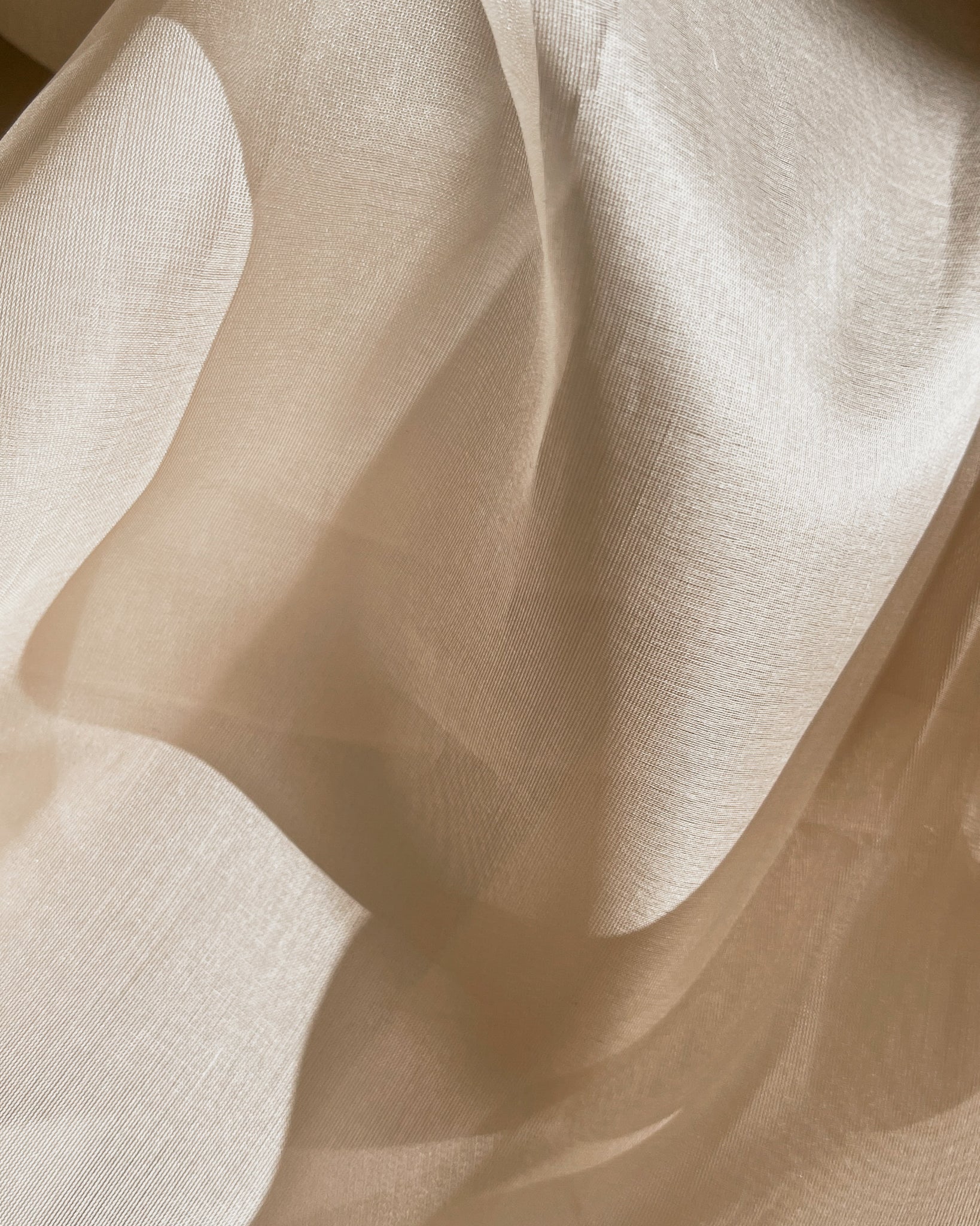 Os Mitos e Verdades sobre a Seda no Verão: É Fresca ou Esquenta?