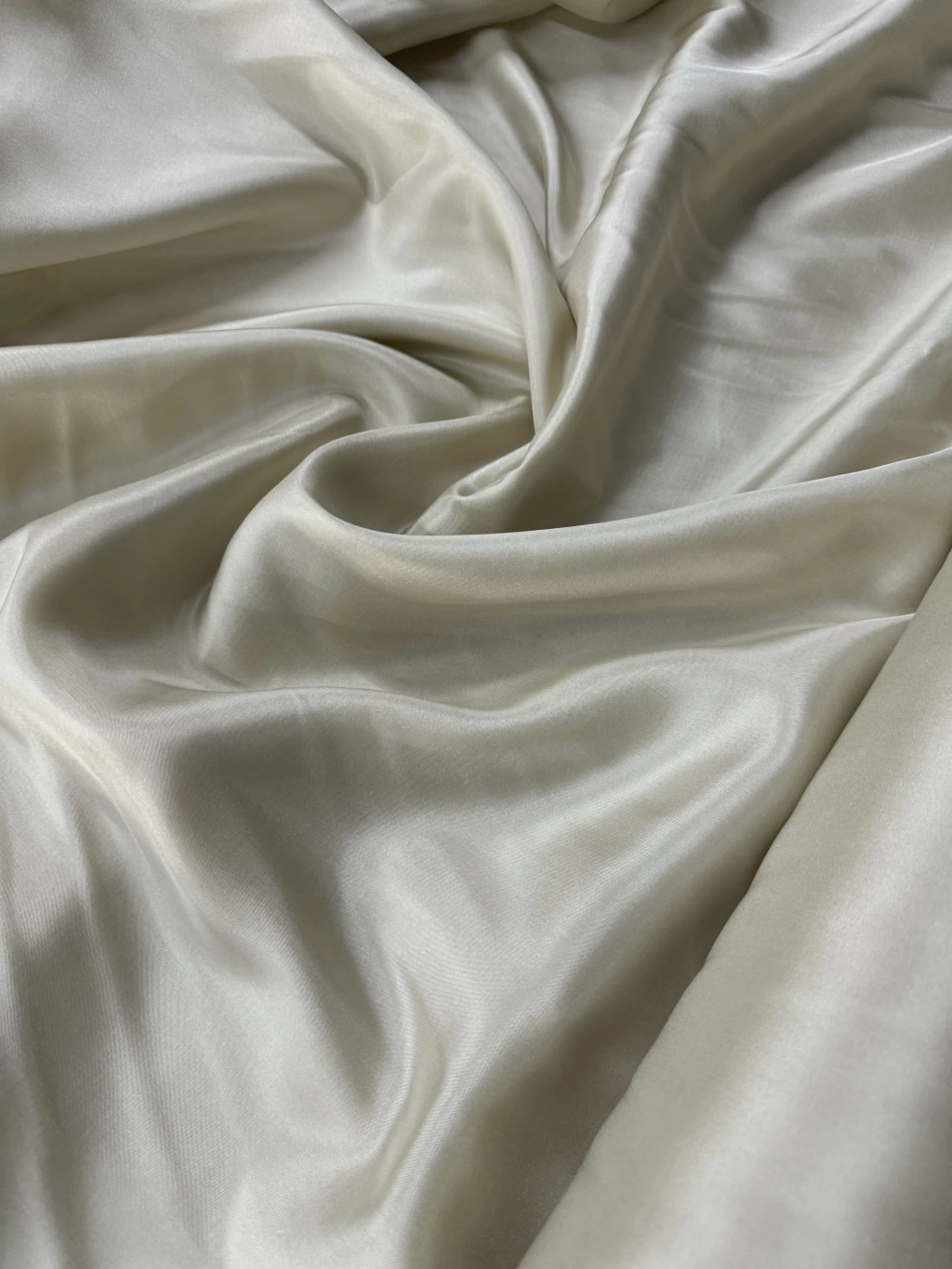 Seda Pura vs. Cetim de Poliéster: Entenda as Diferenças e Vantagens