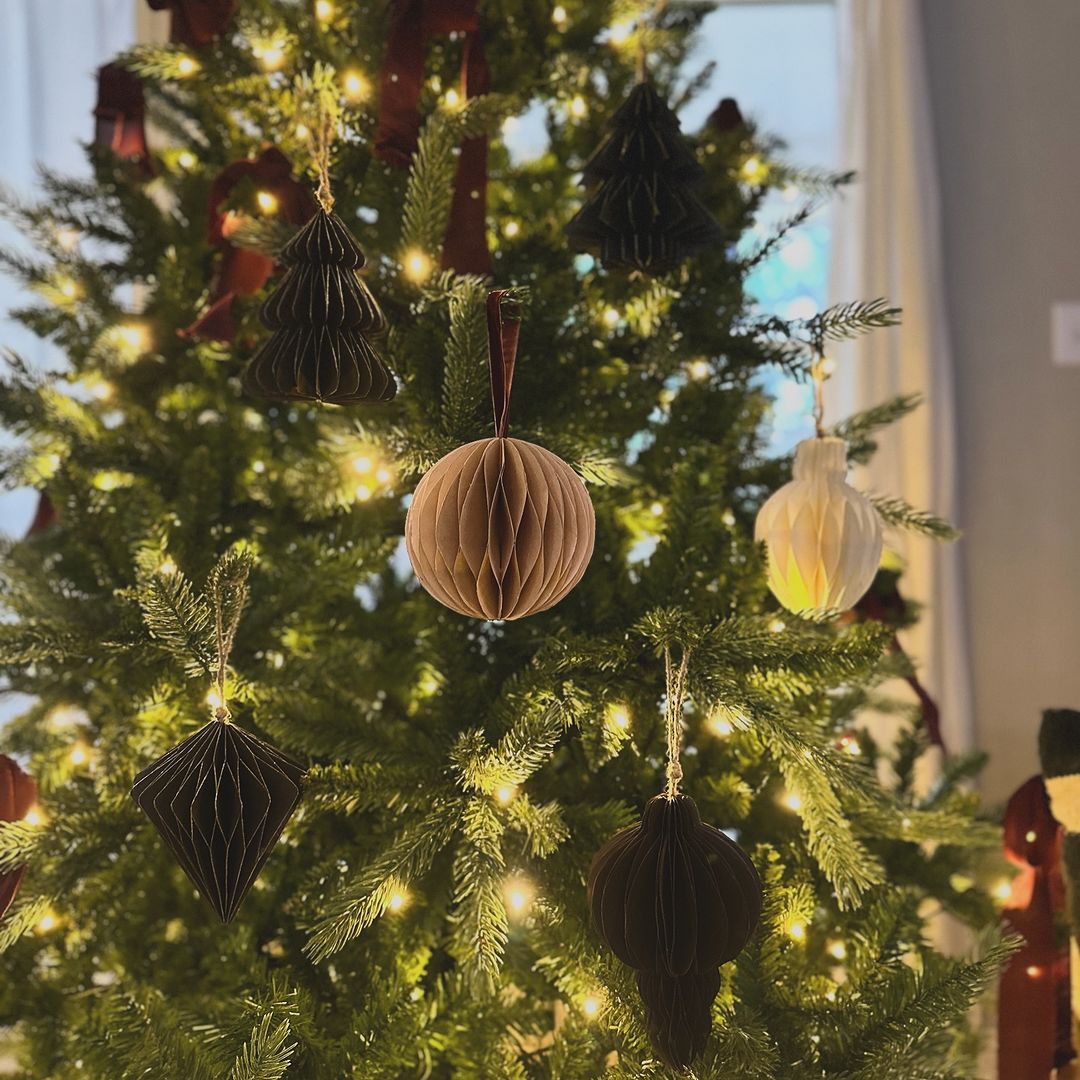como usar laços na arvore de natal 2025