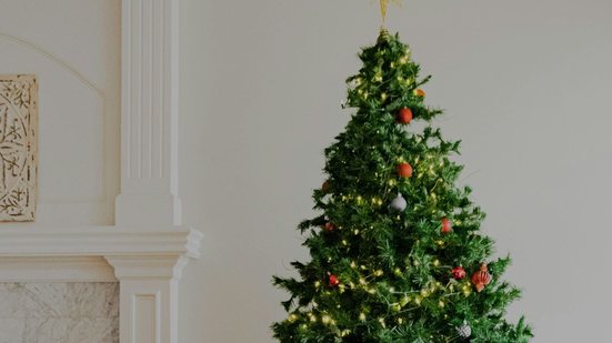 ideias criativas para decorar arvore de natal 2025