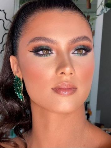 5 ideias de títulos:
1. Guia Completo dos Tipos de Maquiagem: Do Natural ao Artístico
2. Maquiagem para Iniciantes: Os Essenciais para Começar
3. Desvendando a Maquiagem Social: Dicas para Eventos Especiais
4. Maquiagem Artística: Expressão e Criatividade na Pele
5. Clean Girl Makeup: O Guia Definitivo para o Look Natural Perfeito