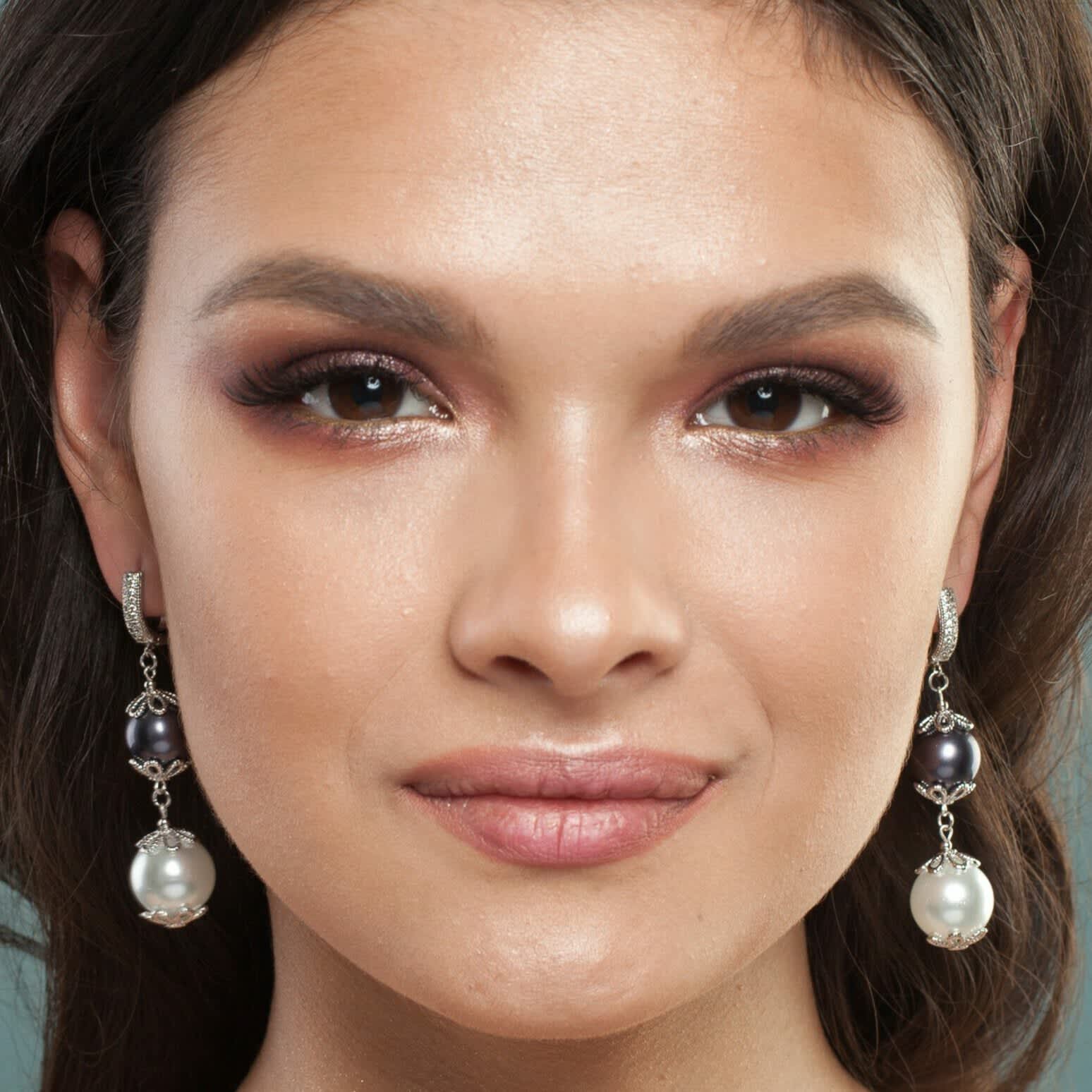 5 ideias de títulos:
1. Guia Completo dos Tipos de Maquiagem: Do Natural ao Artístico
2. Maquiagem para Iniciantes: Os Essenciais para Começar
3. Desvendando a Maquiagem Social: Dicas para Eventos Especiais
4. Maquiagem Artística: Expressão e Criatividade na Pele
5. Clean Girl Makeup: O Guia Definitivo para o Look Natural Perfeito