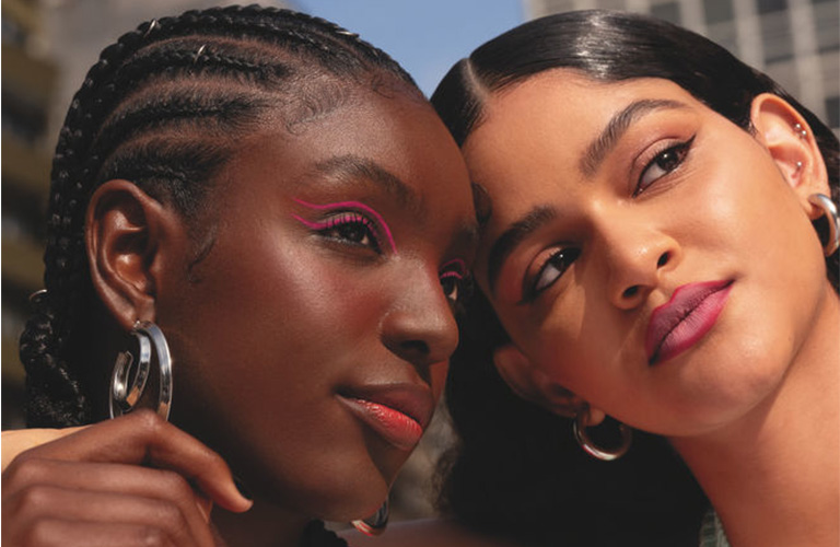 Soft Glam vs. Full Glam: Qual Estilo Escolher para Sua Próxima Festa?