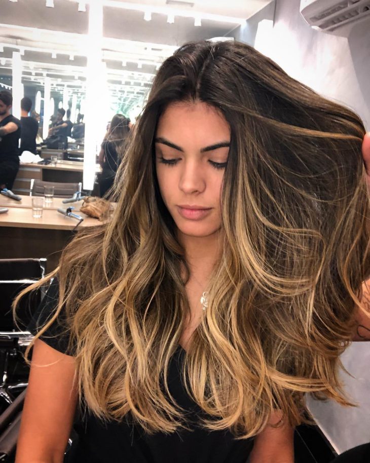 Pérola ou Cinza? Desvendando os Segredos das Mechas que Iluminam o Rosto
3. Do Quente ao Frio: As Cores de Loiro que Vão Dominar a Próxima Temporada
4. Técnicas de Aplicação de Loiro: Balayage