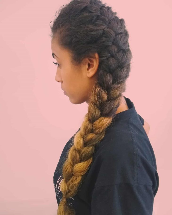 Trança boxeadora em cabelo cacheado: guia completo e inspirações