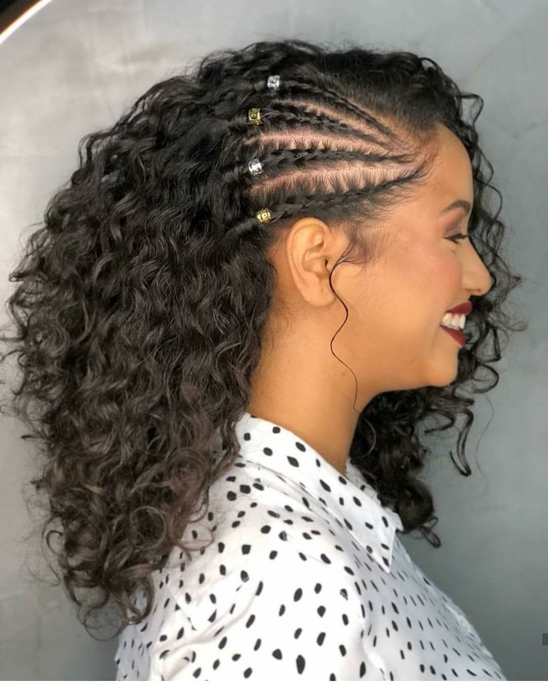 penteado com trança e acessórios cabelo crespo casamento