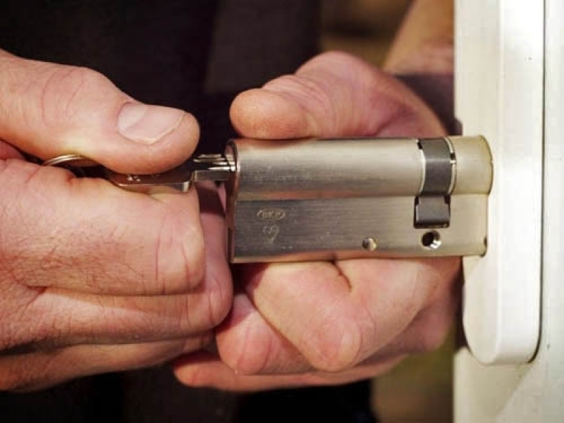 Segurança em Casa: Entenda a Diferença entre Trocar o Miolo e o Segredo da Fechadura