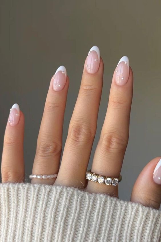 inspirações de unhas amendoadas curtas com francesinha colorida