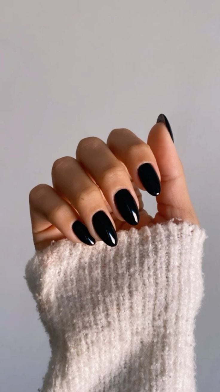 unha amendoada alonga os dedos