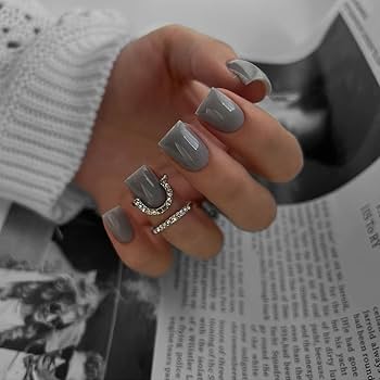 nail art cinza claro