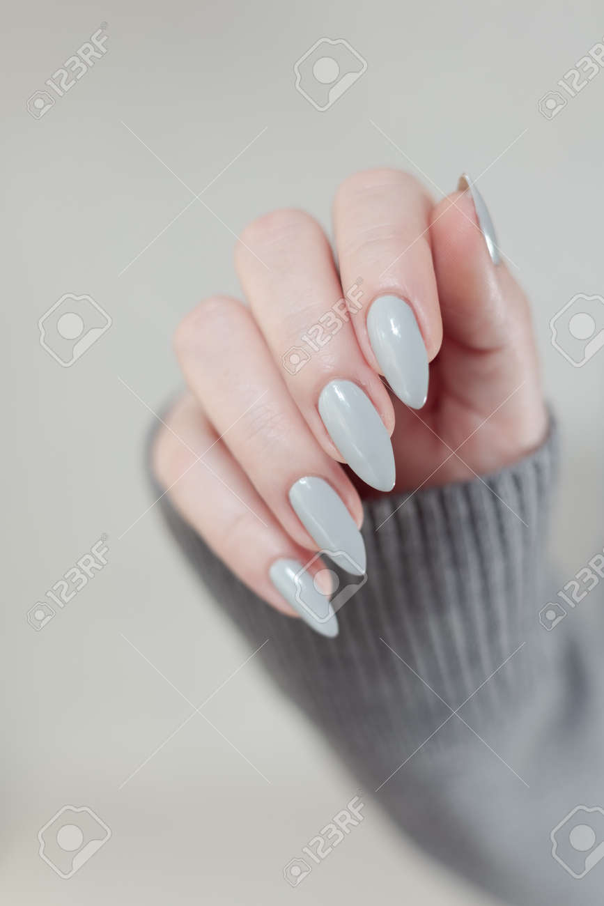 nail art cinza claro