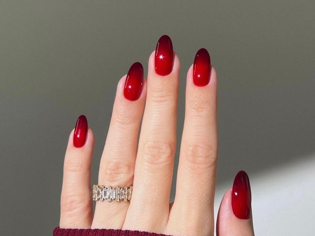 unha de gel vermelho com glitter