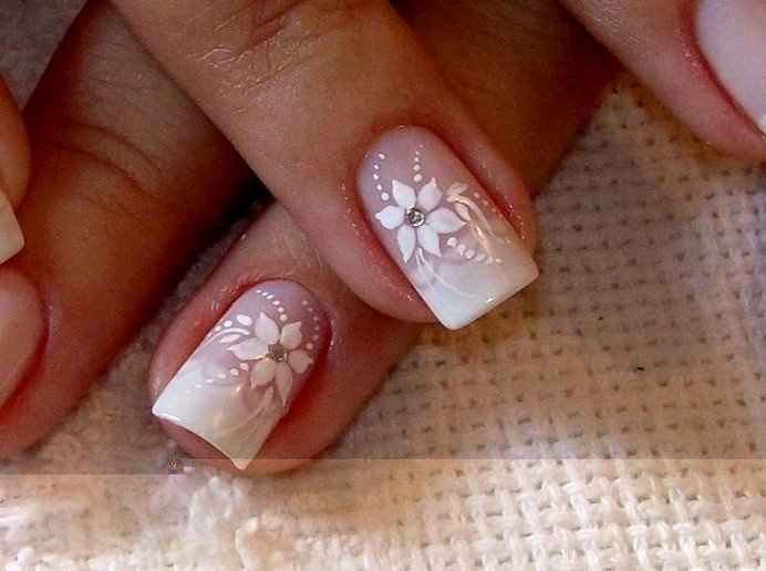 unha branca com flores
