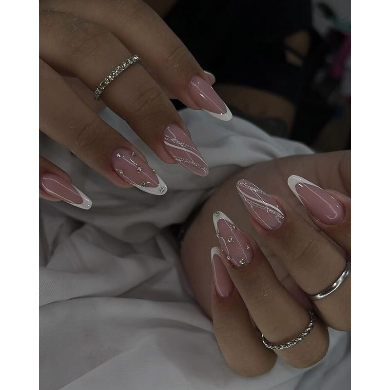 nail art branca elegante