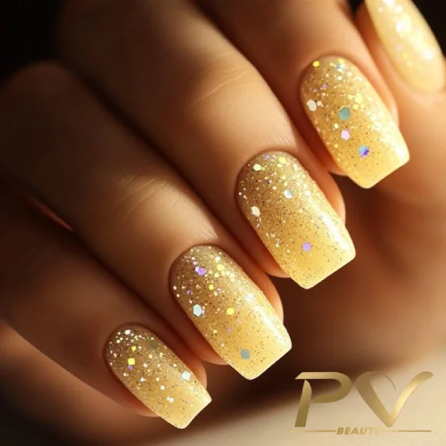 unha em gel amarela com glitter prateado