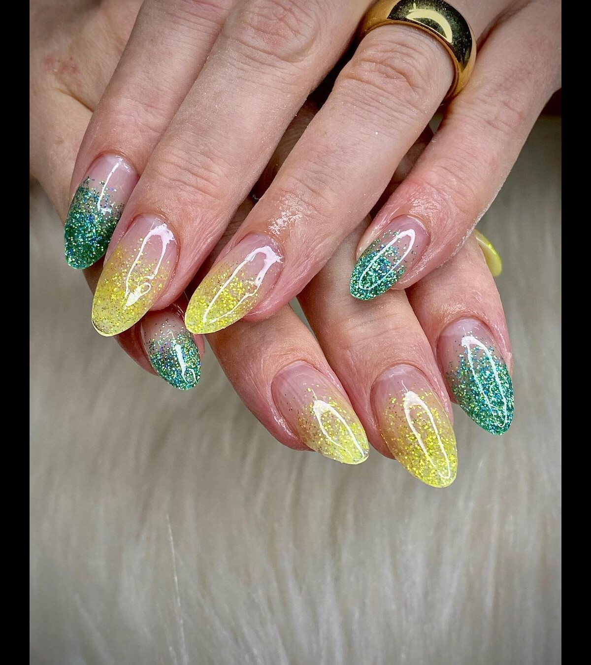 unha em gel amarela com glitter holográfico