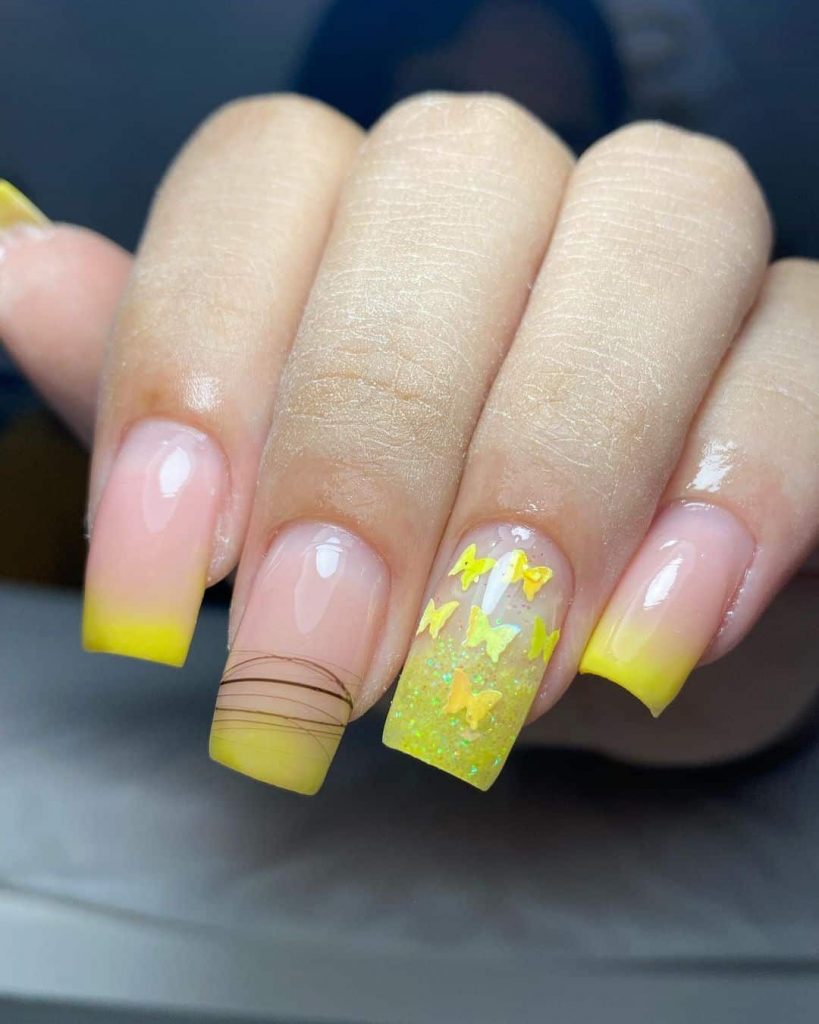 unha em gel amarela com glitter fino