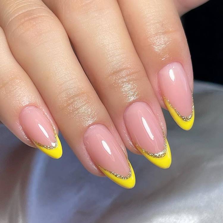 unha em gel amarela com glitter prateado