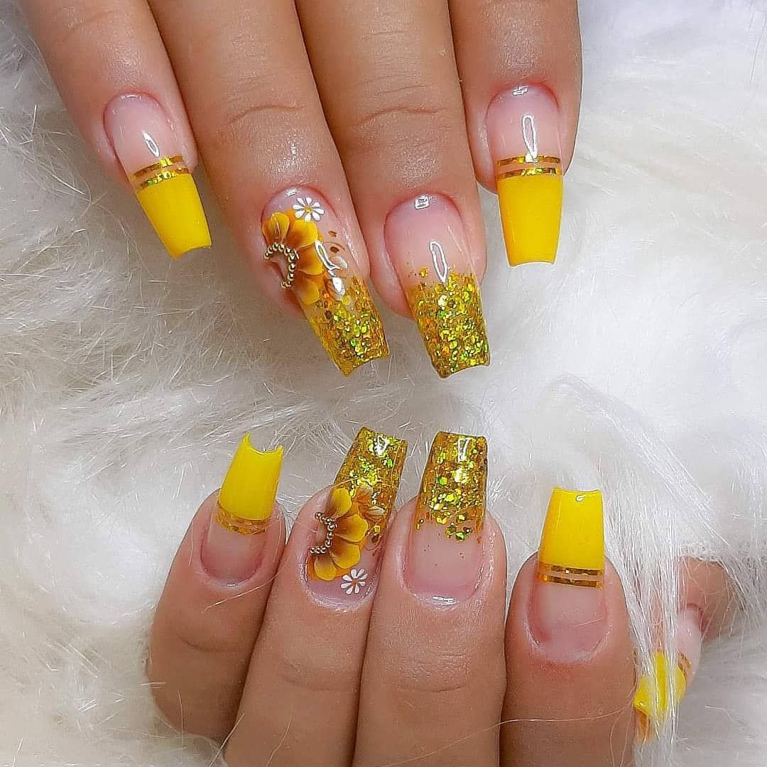 unha em gel amarela com glitter furta-cor