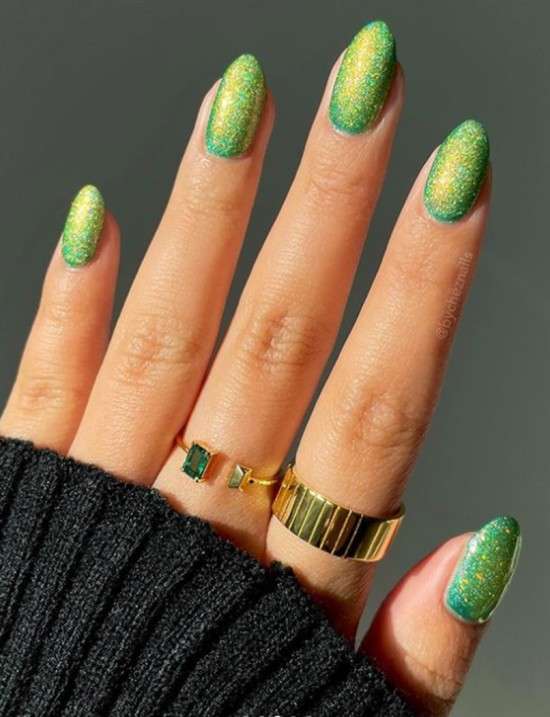 unha em gel amarela com glitter pastel