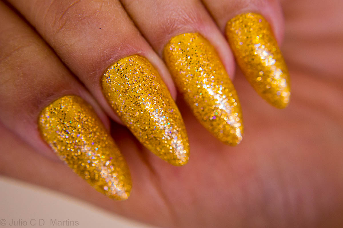 unha em gel amarela com glitter e pedraria