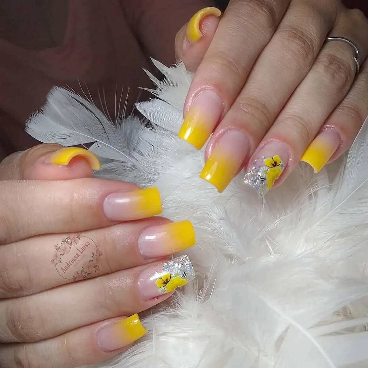 unha em gel amarela com glitter ombré