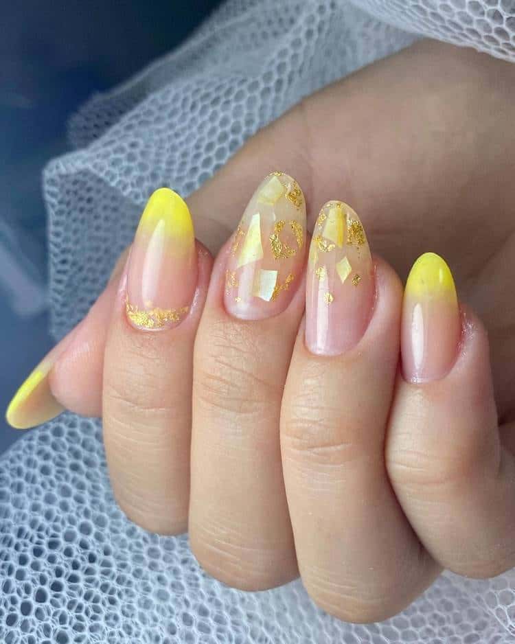 unha em gel amarela com glitter e película