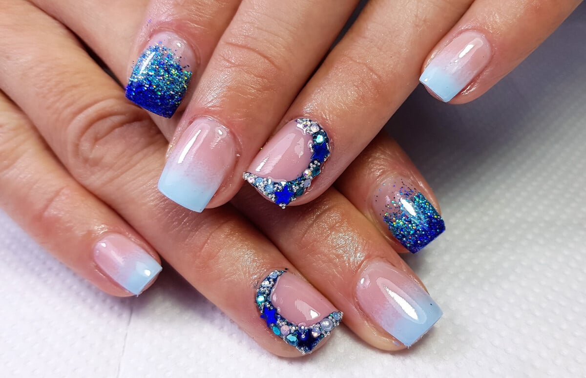 Tendências de Unhas 2026: Por Que o Azul Marinho com Glitter é a Escolha Chique