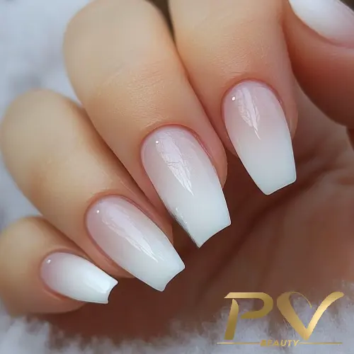ideias de unhas de gel brancas decoradas para casamento