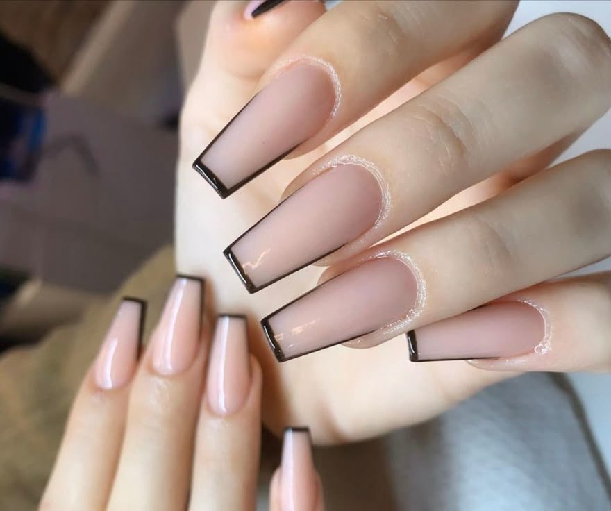 unha em gel preta bailarina