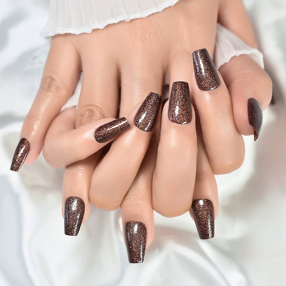 como aplicar glitter em esmalte marrom em casa