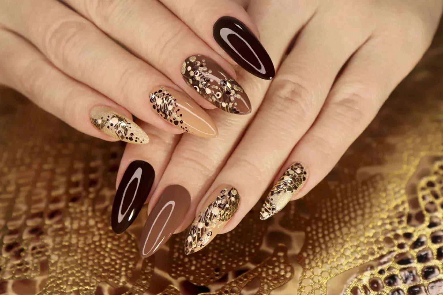 erros comuns ao usar esmalte marrom com glitter