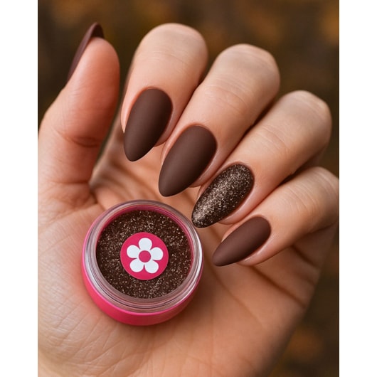 como aplicar glitter em esmalte marrom em casa