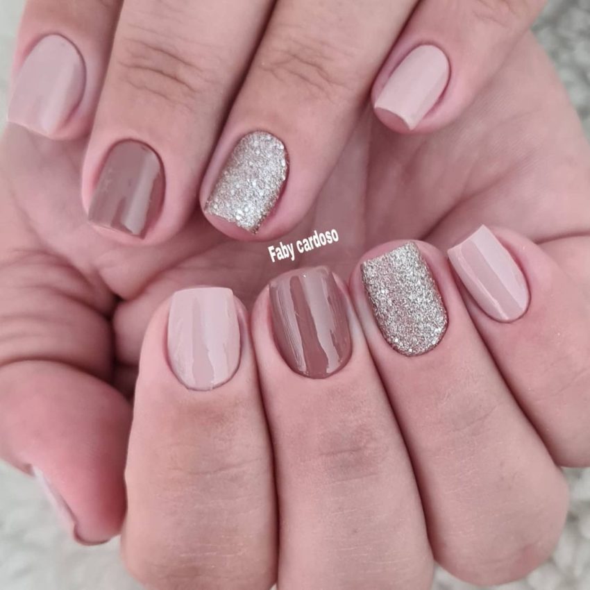 unha marrom com glitter