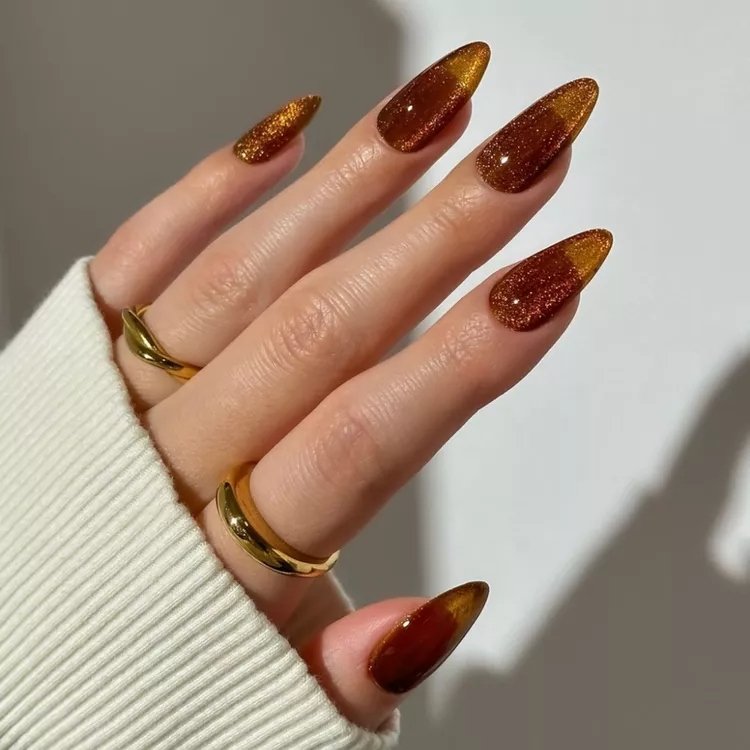 inspiração de unhas marrom com glitter para festas