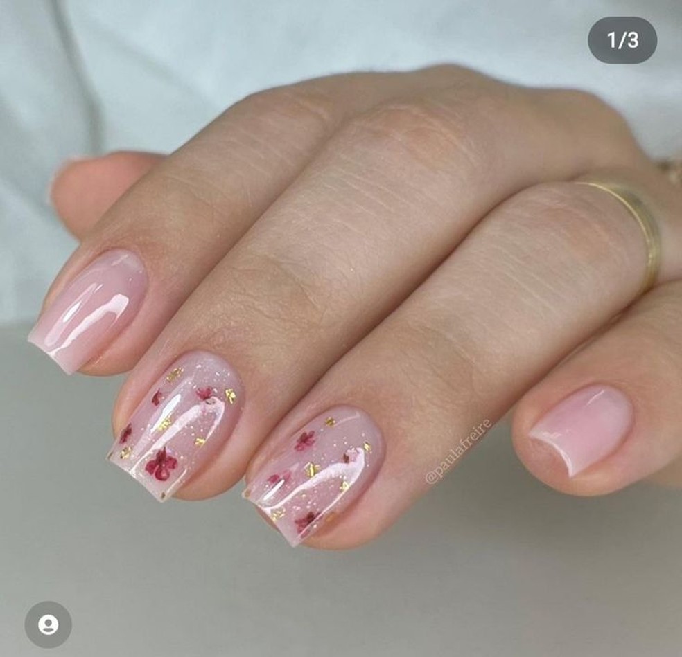 unha pequena em gel tips