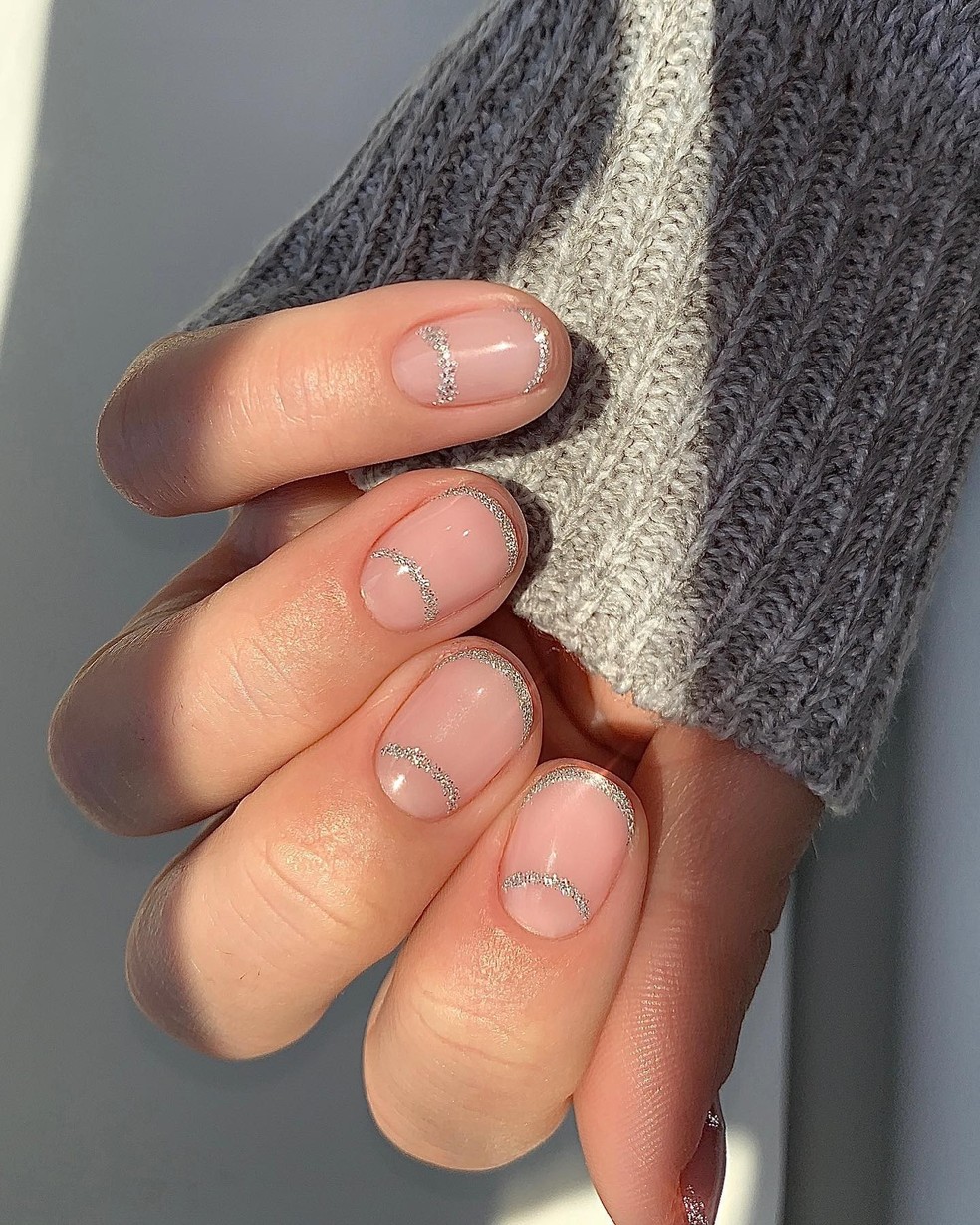 unha pequena em gel nude