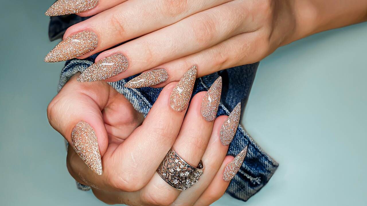 ideias de unhas postiças para ano novo brilhantes
