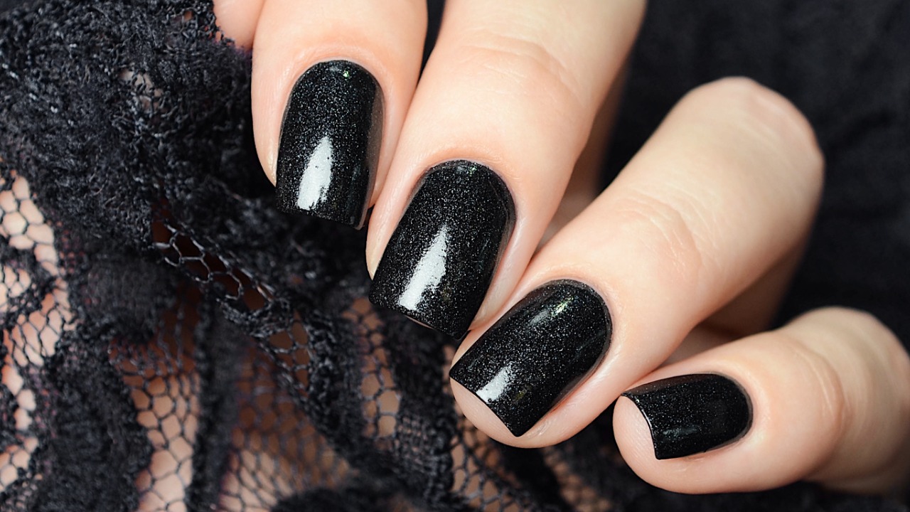 unha preta com glitter prata