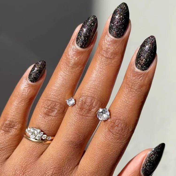 unha preta com glitter prata