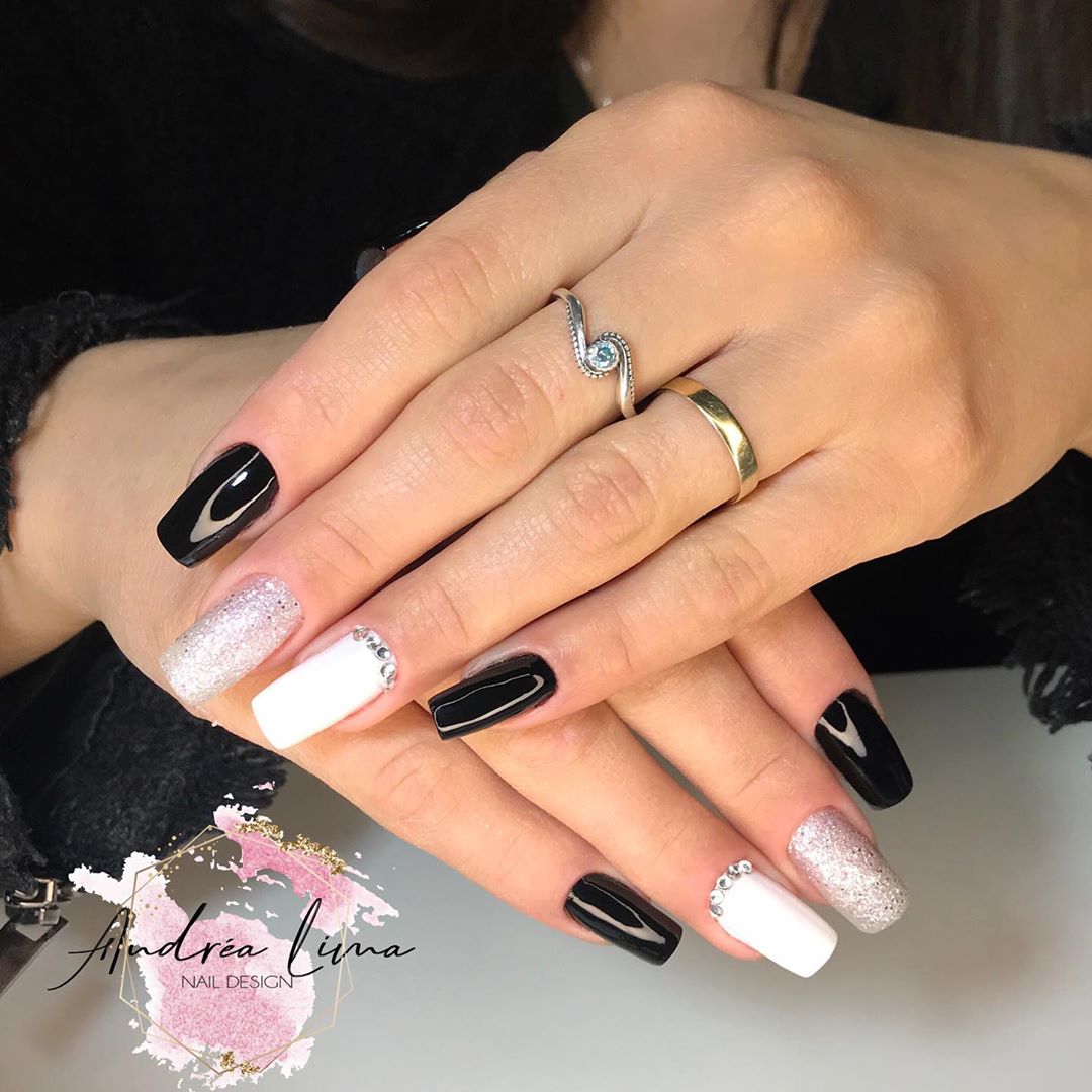 5 Ideias de Unhas Decoradas Preto e Branco para Arrasar
Como Fazer Unhas Francesinha Preta e Branca Perfeitas
Tendências de Unhas Geométricas em Preto e Branco
Unhas Minimalistas Preto e Branco: Elegância no Dia a Dia
Inspirações de Unhas Artesanais e Temáticas em Preto e Branco