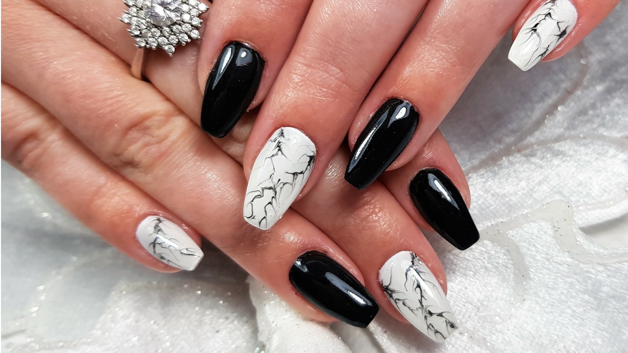 5 Ideias de Unhas Decoradas Preto e Branco para Arrasar
Como Fazer Unhas Francesinha Preta e Branca Perfeitas
Tendências de Unhas Geométricas em Preto e Branco
Unhas Minimalistas Preto e Branco: Elegância no Dia a Dia
Inspirações de Unhas Artesanais e Temáticas em Preto e Branco