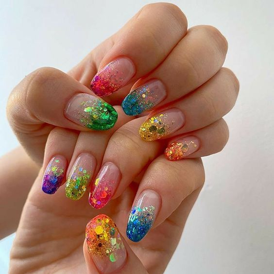 unhas com glitter carnaval