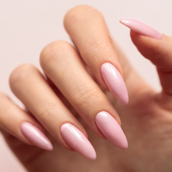 Unhas curtas rosa claro