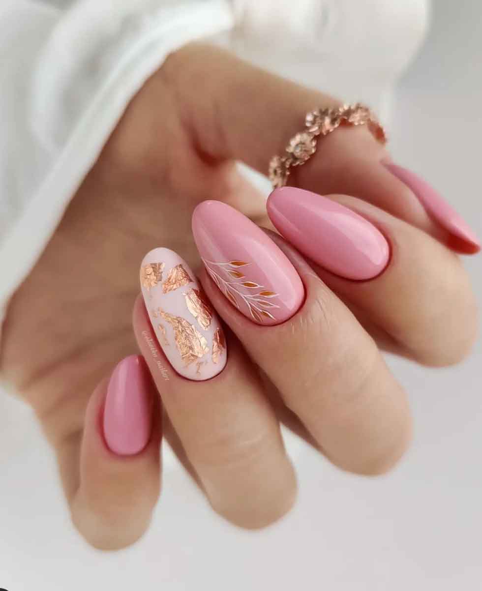 Unhas rosa claro efeito perolado