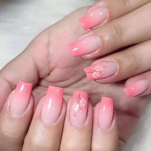 Unhas rosa claro com branco