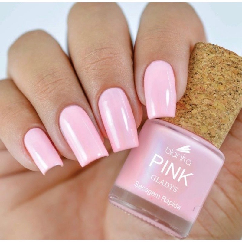 Unhas rosa claro com bege