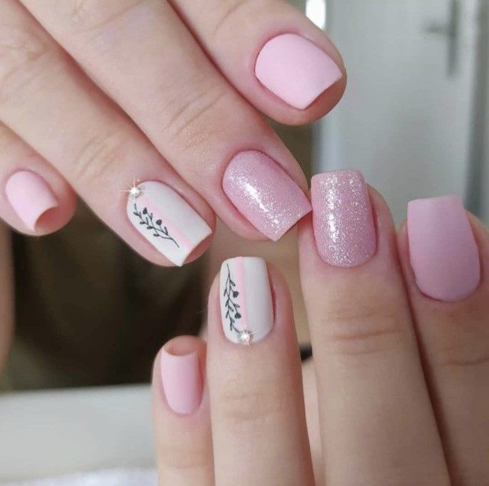 Unhas rosa claro com cinza